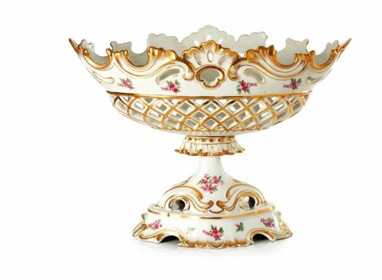 cranes coloridos decorando um altar de oferendas