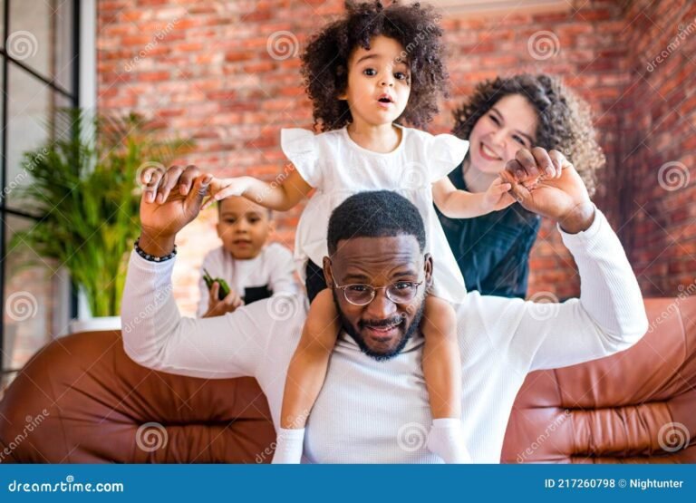 crianca brincando alegremente em casa