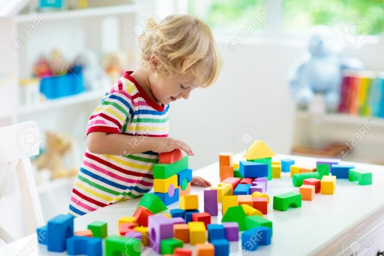 crianca brincando com blocos coloridos