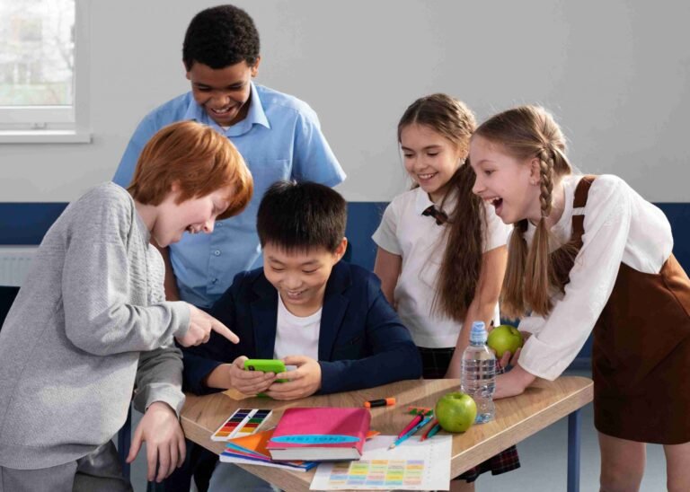 Qual a proposta pedagógica do Centro Educacional Construindo o Saber 5 criancas aprendendo em ambiente colaborativo