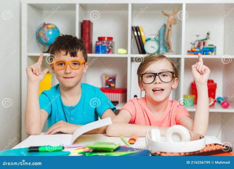 Como a Educação Pode Fortalecer os Direitos Humanos na Sociedade 10 criancas aprendendo juntas em sala de aula