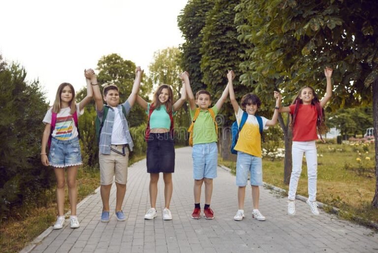 Qual é a melhor hora de ir para a escola e por quê 11 criancas felizes a caminho da escola