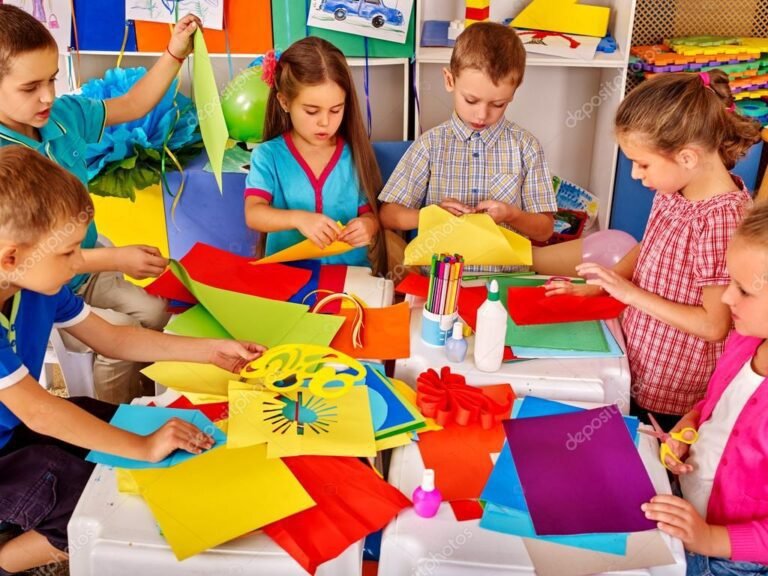 criancas segurando documentos na escola