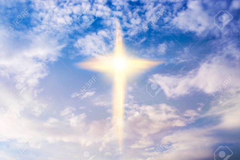 cruz com luz celestial ao fundo