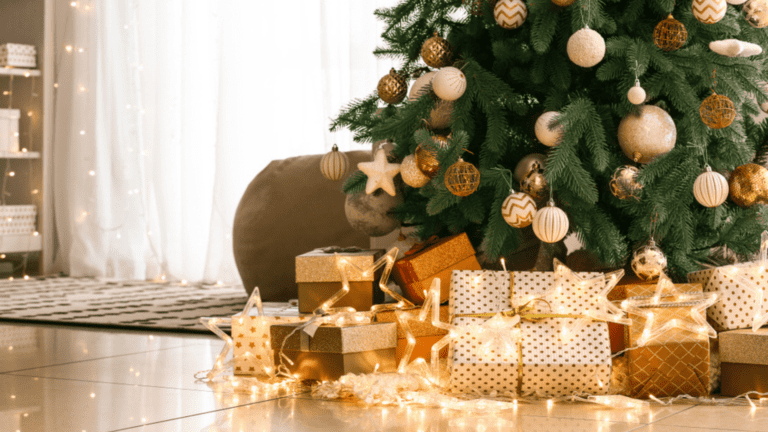 Como escolher o melhor kit de Natal para funcionários 9 decoracao natalina com presentes e arvores