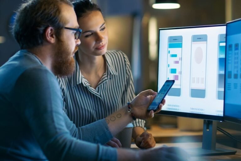 Quanto Custa Criar um Aplicativo Simples e Quais Fatores Influenciam 23 desenvolvedor trabalhando em um aplicativo