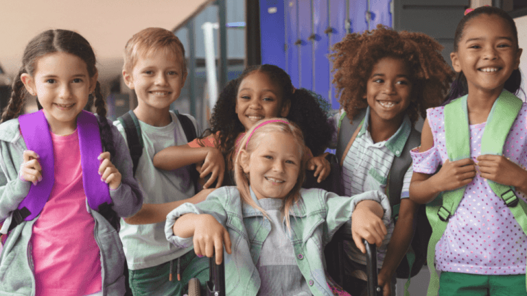 diversidade de pessoas interagindo em sociedade