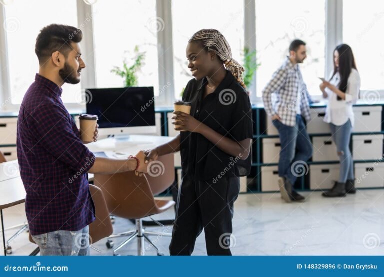 É possível ter dois empregos de carteira assinada no Brasil 15 duas pessoas trabalhando em escritorios distintos