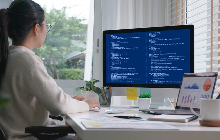 engenheiro em escritorio com graficos financeiros