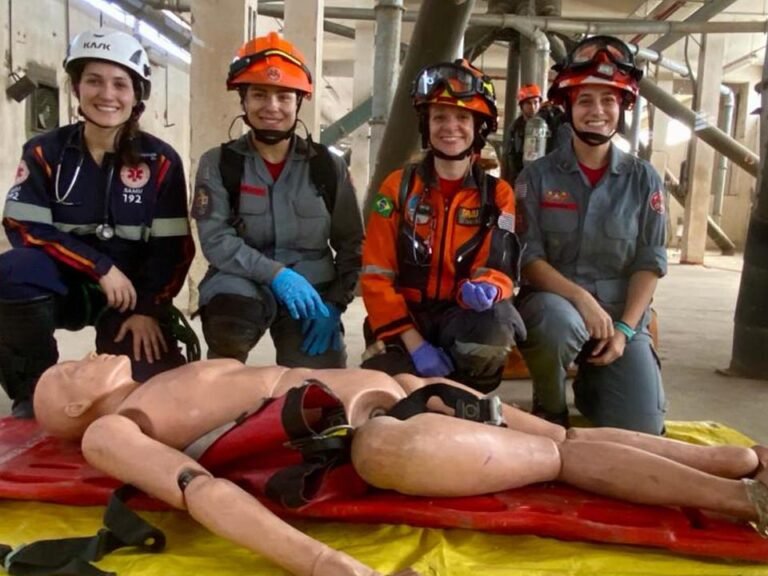 equipes de emergencia em acao durante desastres