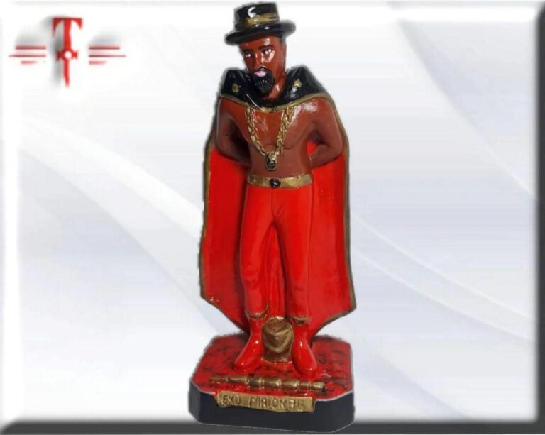 estatua de exu em altar afro brasileiro