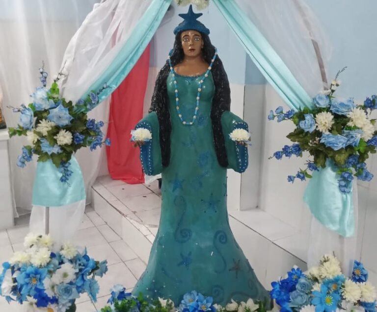 estatua de iemanja em altar catolico