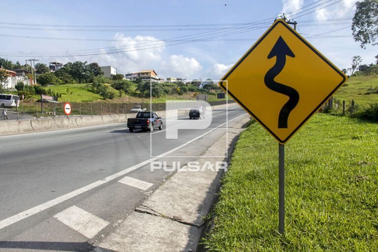 Qual é o correto: Viagem ou Viajem Entenda a diferença! 28 estrada sinuosa com placas de sinalizacao