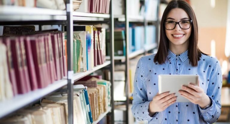 estudante acessando computador em biblioteca