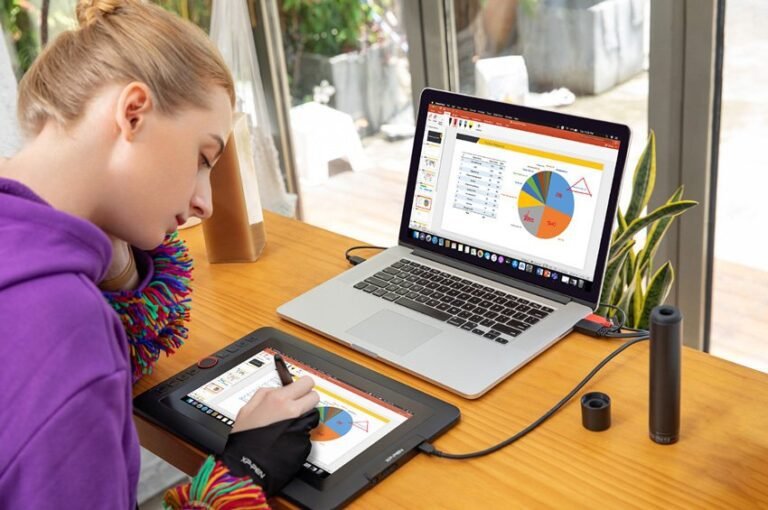 estudante acessando notas em um tablet