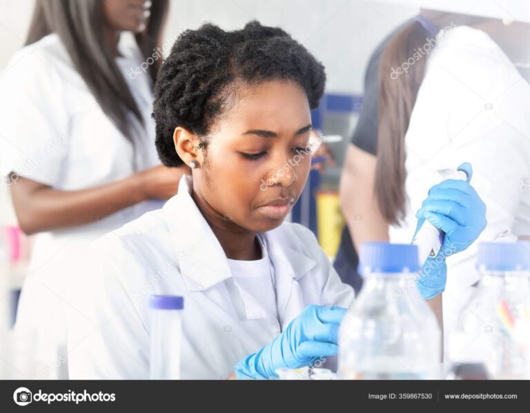 estudante analisando amostras em laboratorio