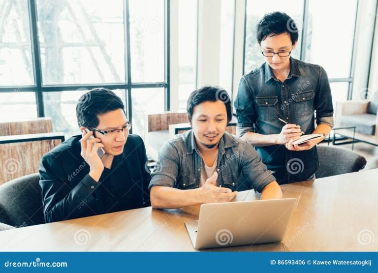 estudante apresentando trabalho em videoconferencia