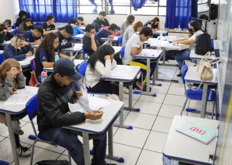 Como escolher a melhor faculdade de Educação Física EAD para você 29 estudante avaliando opcoes de faculdades online