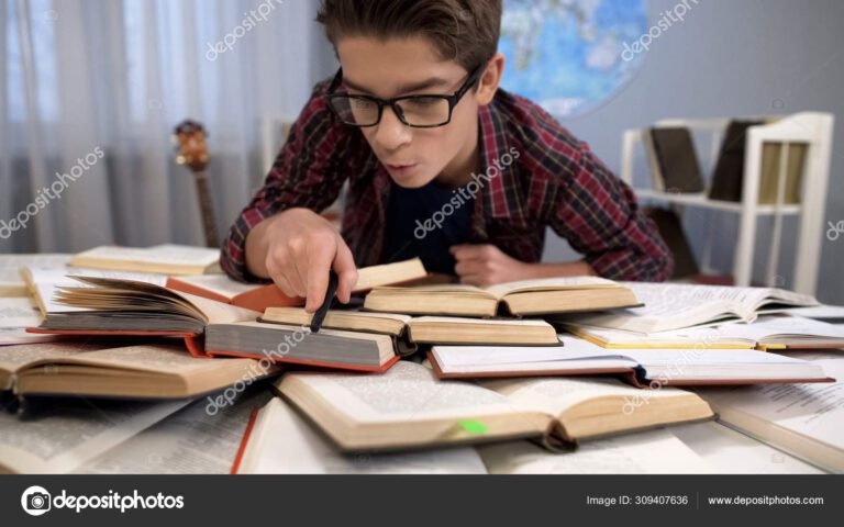 O Que Cai na Prova da PM Dicas e Conteúdos Essenciais para Estudar 12 estudante concentrado com livros e cadernos