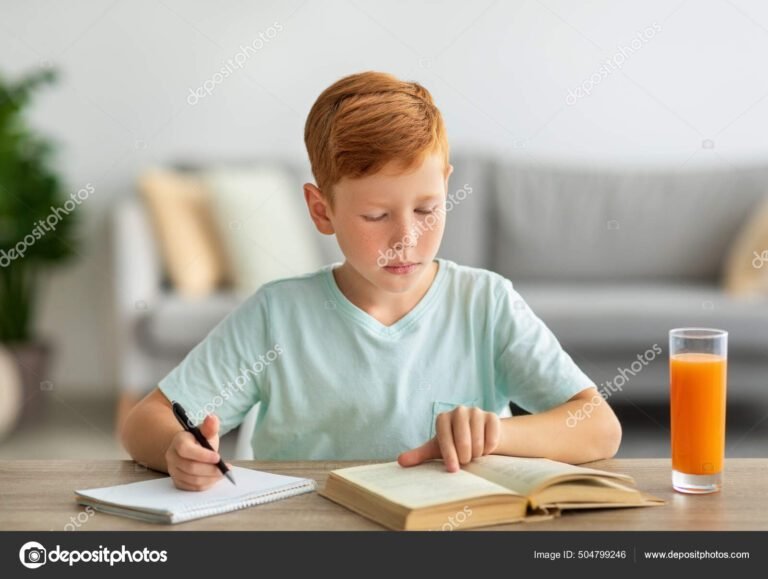 estudante concentrado em livros e anotacoes