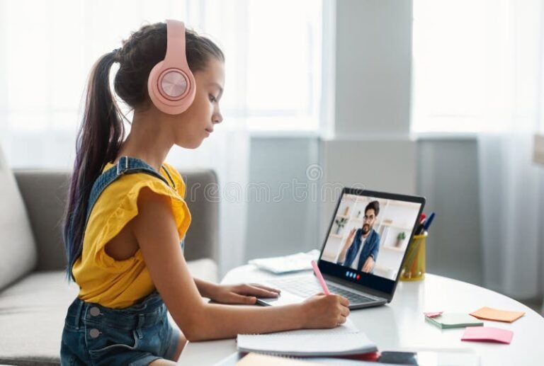 estudante concentrado em um ambiente domestico