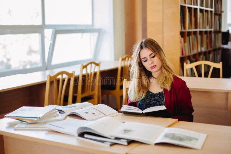 Como Começar a Estudar para o Enem de Forma Eficiente 27 estudante concentrado em uma mesa com livros