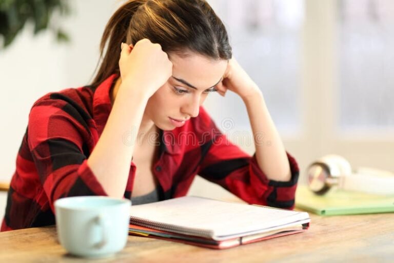 Como Concluir o Ensino Superior de Forma Mais Rápida e Eficiente 15 estudante concentrado em uma mesa de estudo