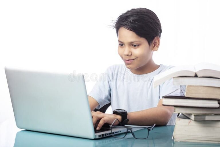 estudante digitando no computador
