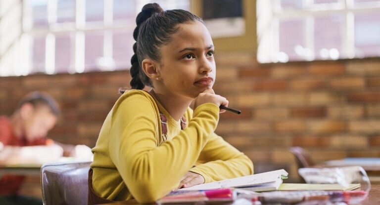 estudante em sala de aula refletindo