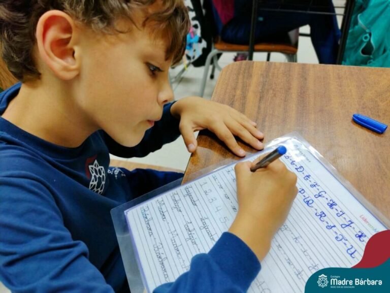 estudante escrevendo com letra de forma