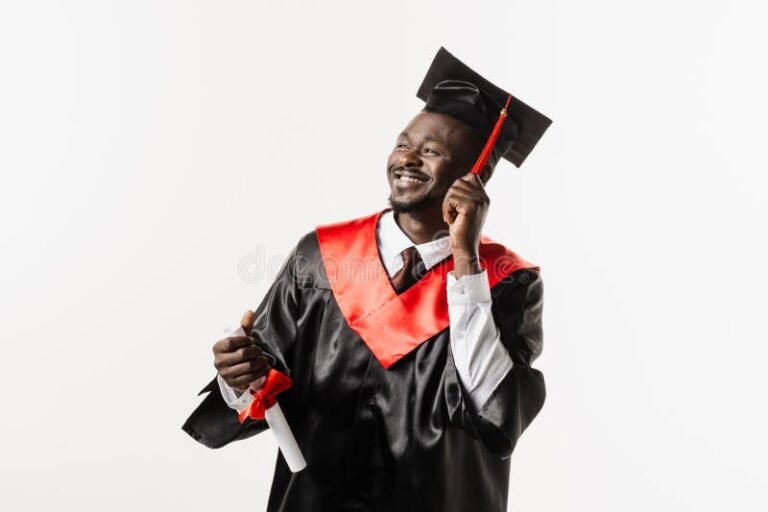 Para que Serve a Pós-Graduação e Quais Seus Benefícios 6 estudante feliz com diploma em maos 1