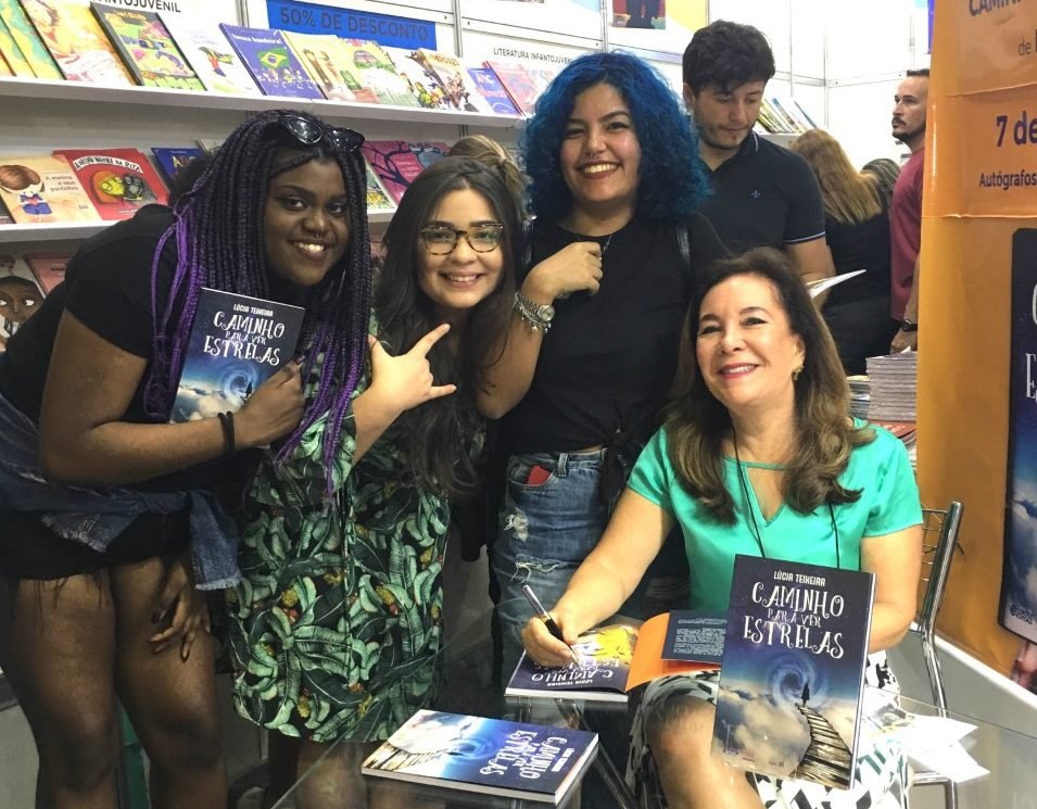 estudante feliz com livros de psicologia