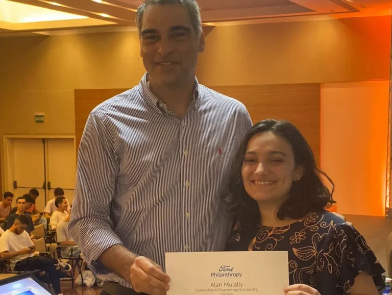 estudante feliz recebendo premio ou bolsa