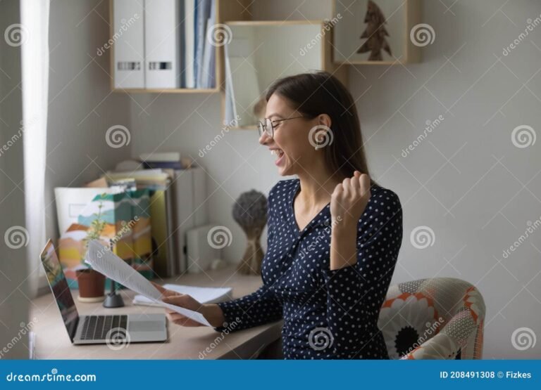 Como conseguir uma bolsa de estudos para cursos EAD 18 estudante feliz recebendo uma bolsa de estudos