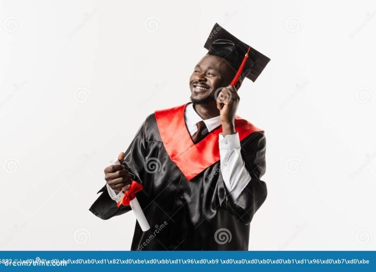 Como conseguir uma bolsa de estudos no Cruzeiro do Sul 5 estudante feliz segurando um diploma