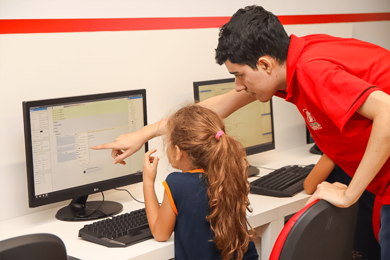 Como Fazer um Curso EAD Gratuito de Técnico em Secretaria Escolar 12 estudante focado em computador com materiais