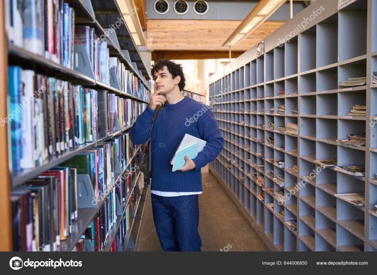 Vale a pena fazer duas faculdades ao mesmo tempo e como isso funciona 3 estudante multitarefa em bibliotecas