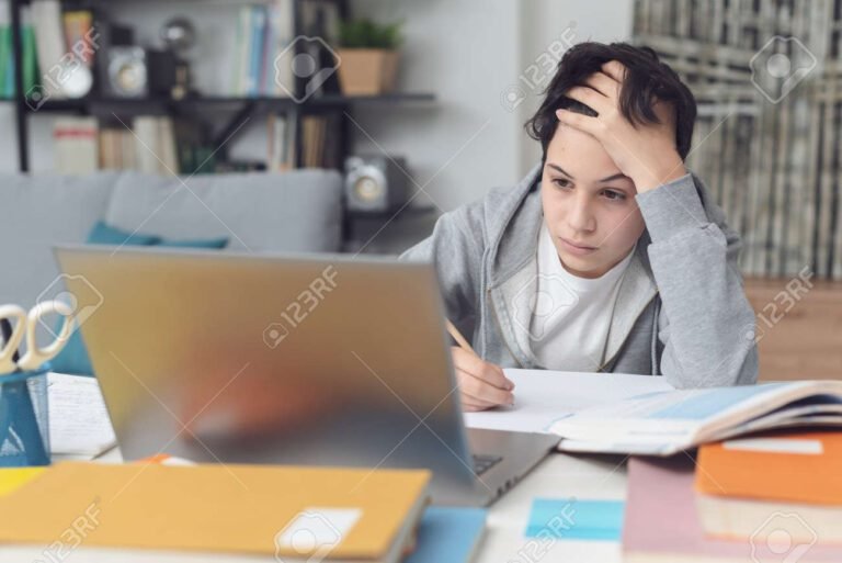 Como Acessar Suas Notas do Enem de Anos Anteriores 8 estudante olhando para um computador