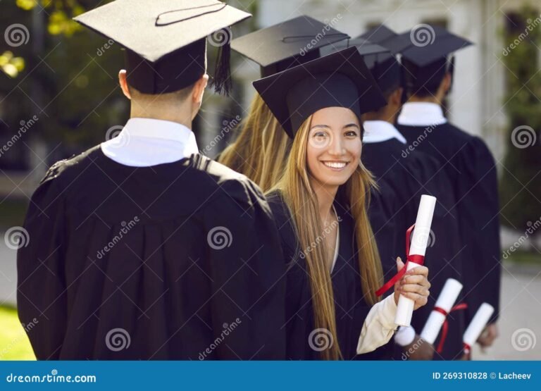 Posso me inscrever no FIES se não fiz o ENEM 20 estudante olhando para uma universidade