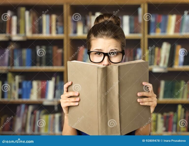 estudante pensativo em biblioteca vazia