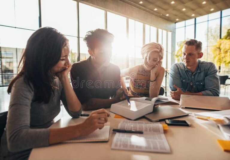 estudante realizando exames em uma biblioteca