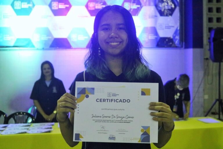 estudante recebendo certificado em cerimonia