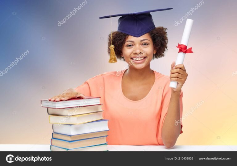 Como conseguir uma bolsa de estudos em Publicidade e Propaganda 27 estudante segurando um diploma e livros