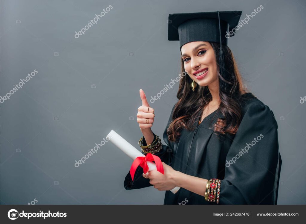 estudante sorridente segurando um diploma