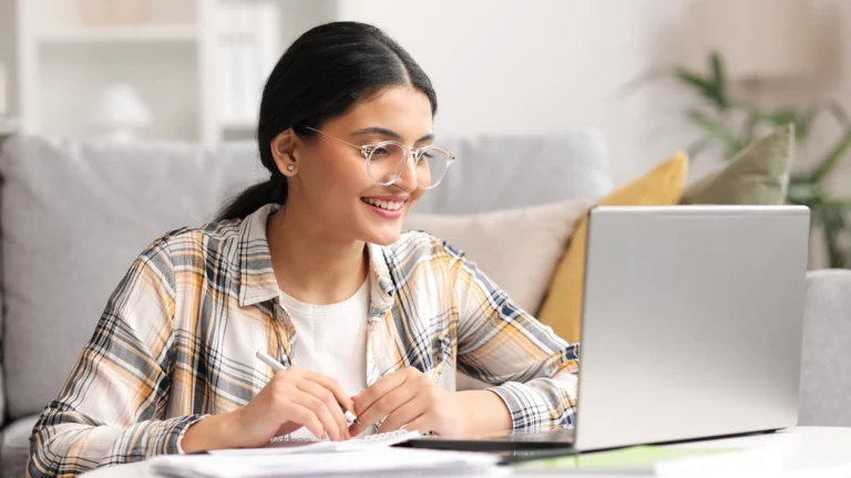 estudantes analisando livros de psicologia