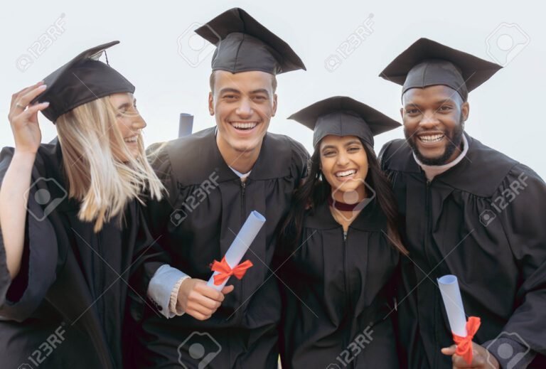 Como Funciona a Gratuidade na Faculdade Após Passar no Vestibular 4 estudantes celebrando a aprovacao na faculdade