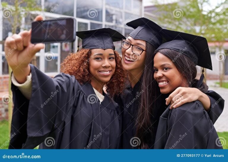 Quais são as melhores faculdades particulares no RJ segundo o MEC 2 estudantes celebrando em uma universidade