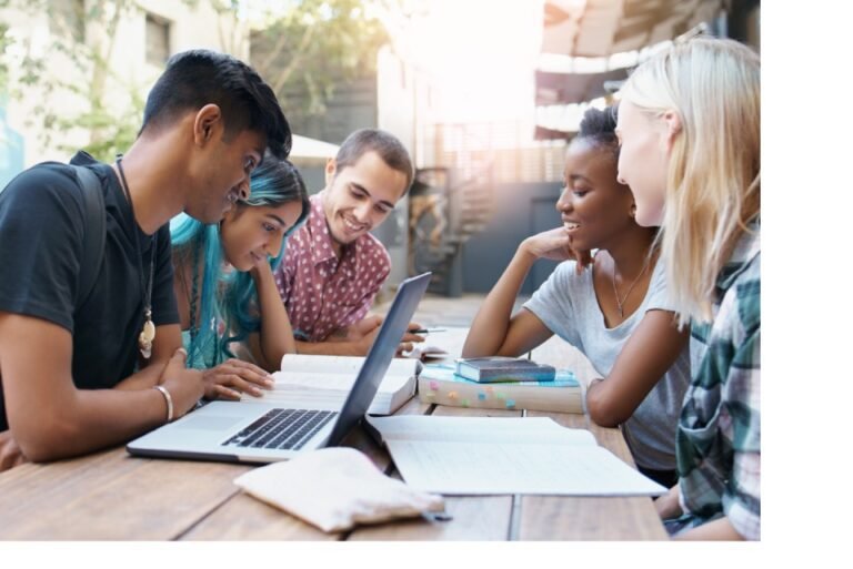 estudantes colaborando em um ambiente de aprendizado