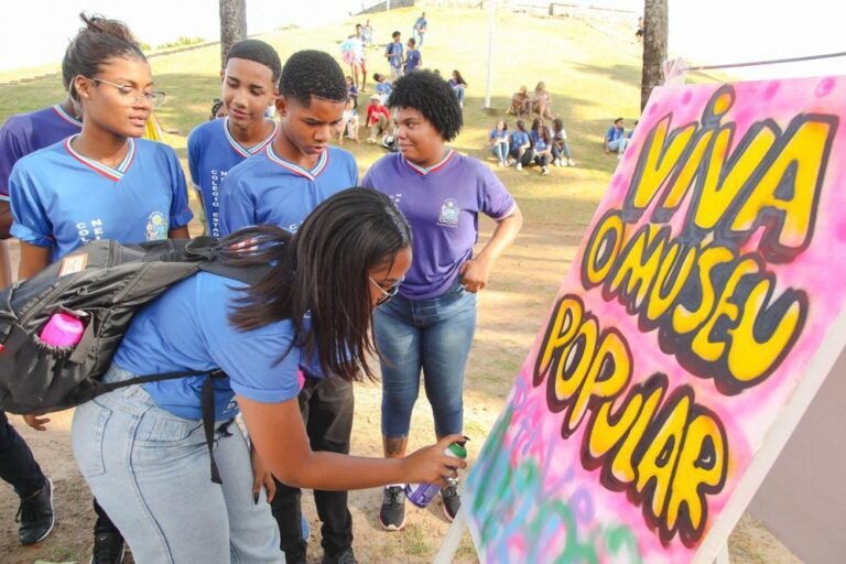 Como Escolher a Escola de Arte e Design Ideal para Você 8 estudantes criando arte em ambiente inspirador