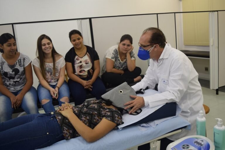 Quantos Anos Dura o Curso de Fisioterapia na Faculdade 20 estudantes de fisioterapia em sala de aula